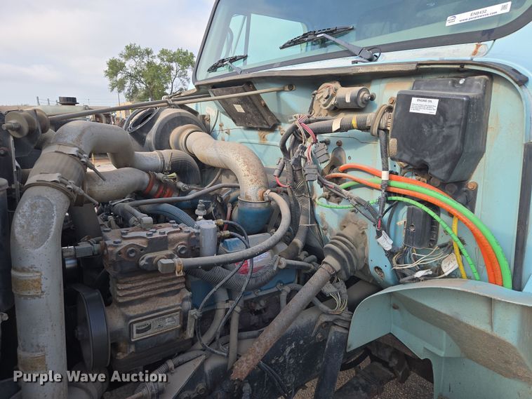 image for item EN8432 2001 International 4700 scissor lift truck