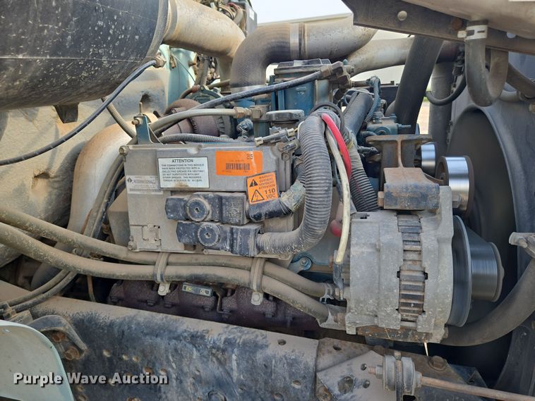 image for item EN8432 2001 International 4700 scissor lift truck