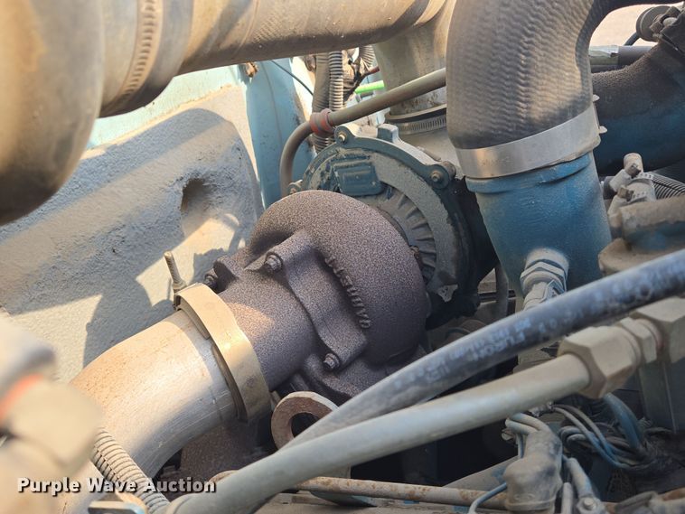 image for item EN8432 2001 International 4700 scissor lift truck