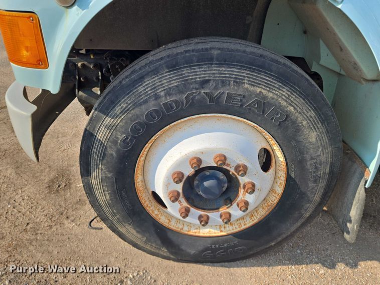 image for item EN8432 2001 International 4700 scissor lift truck