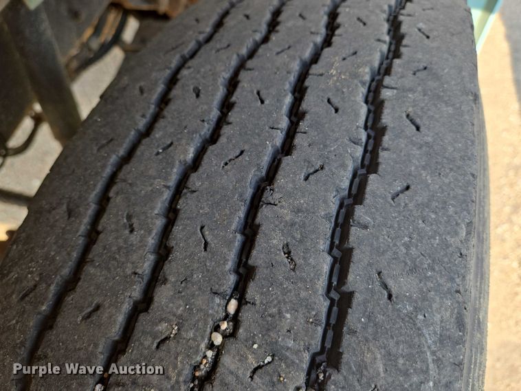 image for item EN8432 2001 International 4700 scissor lift truck