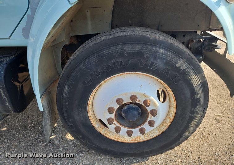 image for item EN8432 2001 International 4700 scissor lift truck