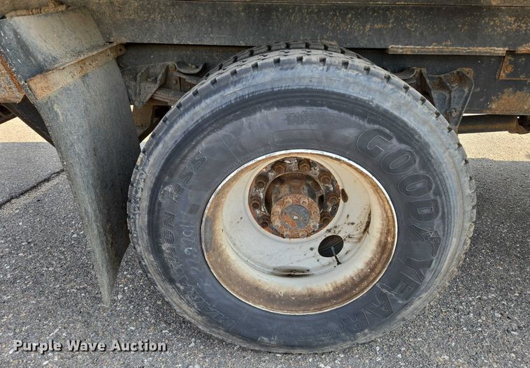 image for item EN8432 2001 International 4700 scissor lift truck