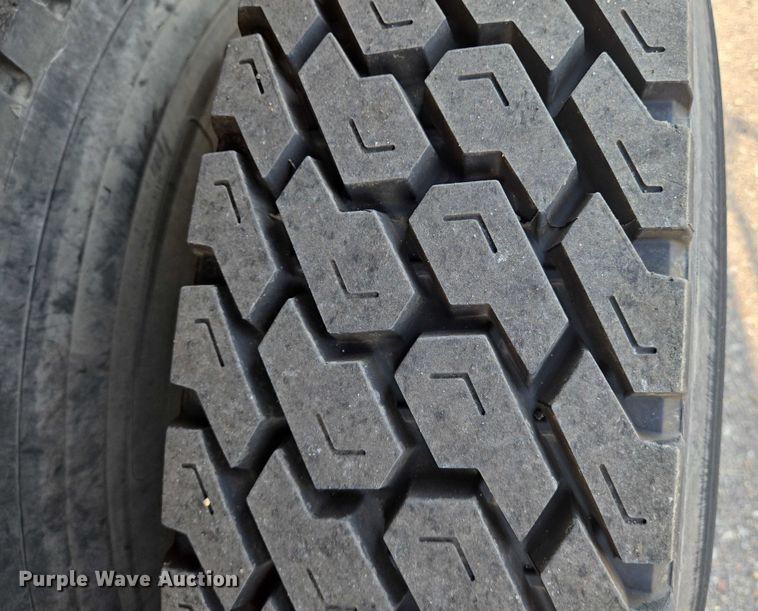 image for item EN8432 2001 International 4700 scissor lift truck