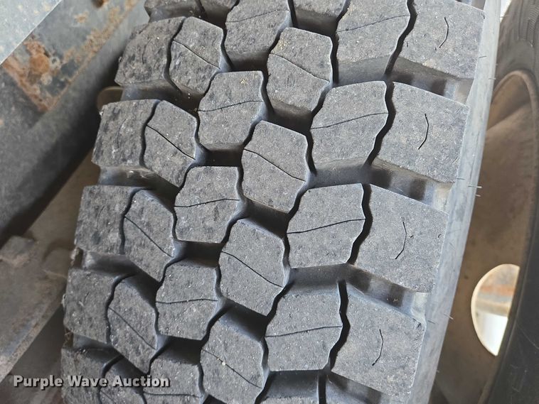 image for item EN8432 2001 International 4700 scissor lift truck