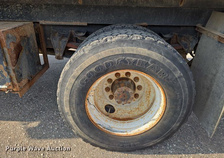 image for item EN8432 2001 International 4700 scissor lift truck