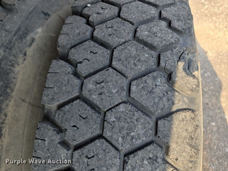 image for item EN8432 2001 International 4700 scissor lift truck