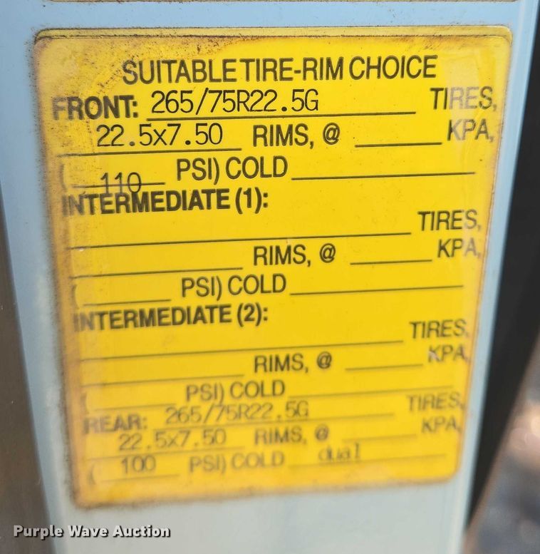 image for item EN8432 2001 International 4700 scissor lift truck