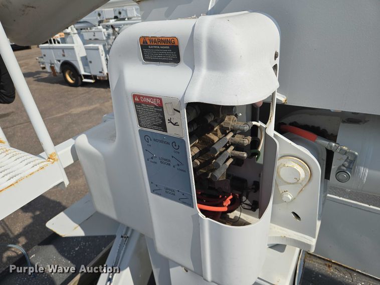 image for item EN8433 2012 Freightliner Business Class M2 bucket truck