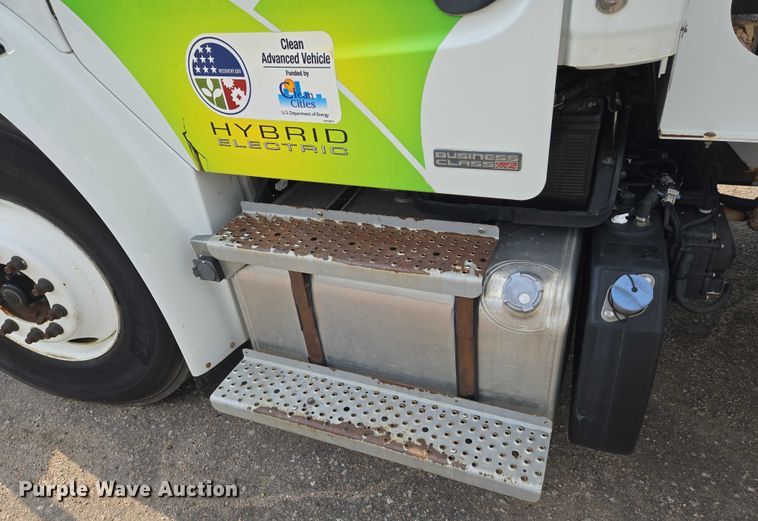 image for item EN8433 2012 Freightliner Business Class M2 bucket truck