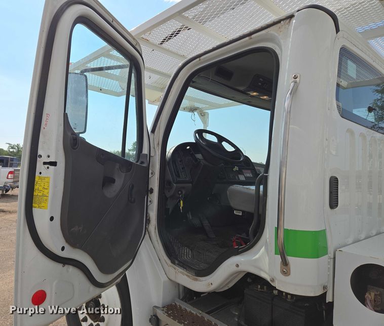 image for item EN8433 2012 Freightliner Business Class M2 bucket truck