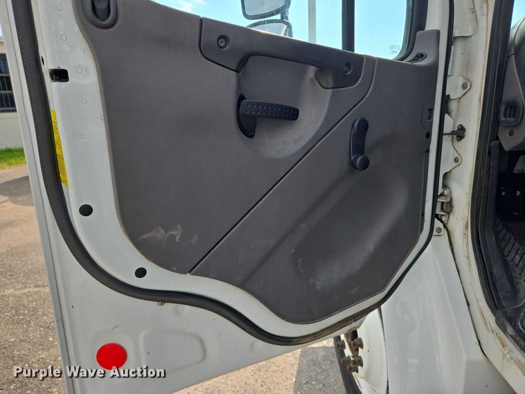 image for item EN8433 2012 Freightliner Business Class M2 bucket truck