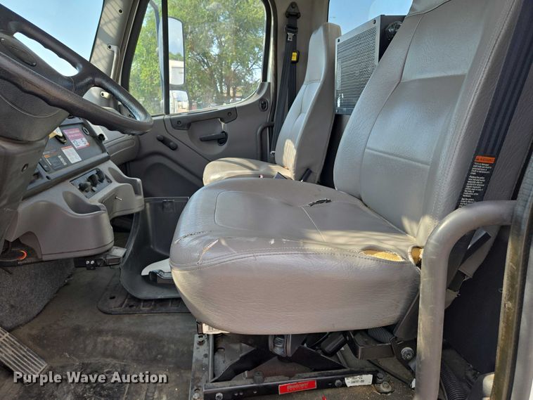 image for item EN8433 2012 Freightliner Business Class M2 bucket truck