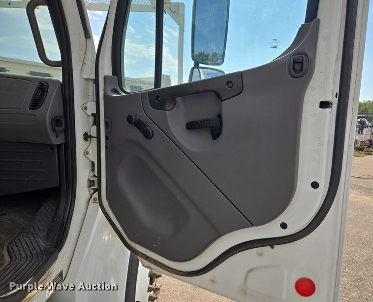 image for item EN8433 2012 Freightliner Business Class M2 bucket truck