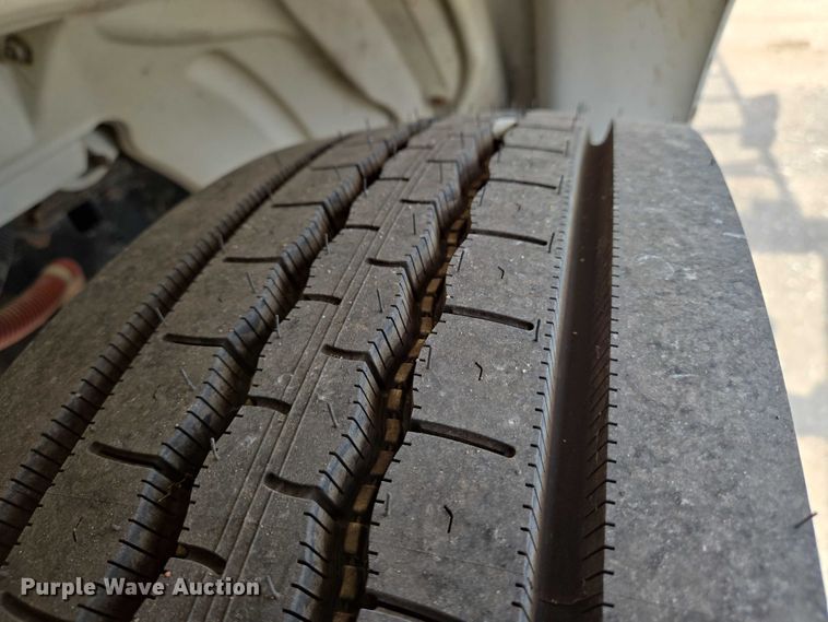 image for item EN8433 2012 Freightliner Business Class M2 bucket truck