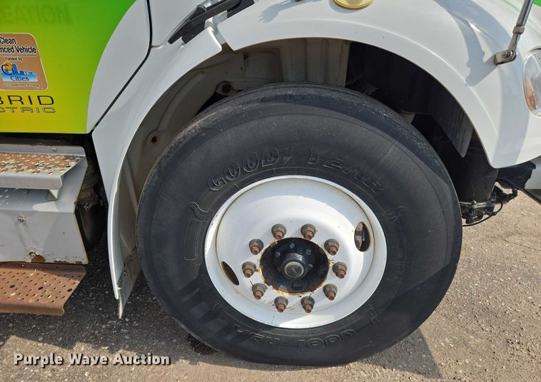 image for item EN8433 2012 Freightliner Business Class M2 bucket truck