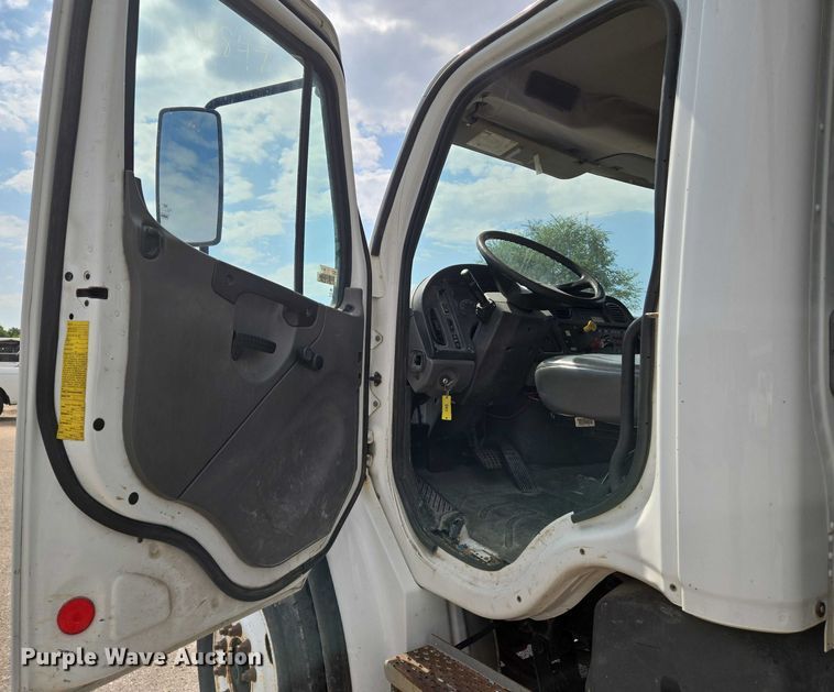 image for item EN8435 2005 Freightliner Business Class M2 dump truck