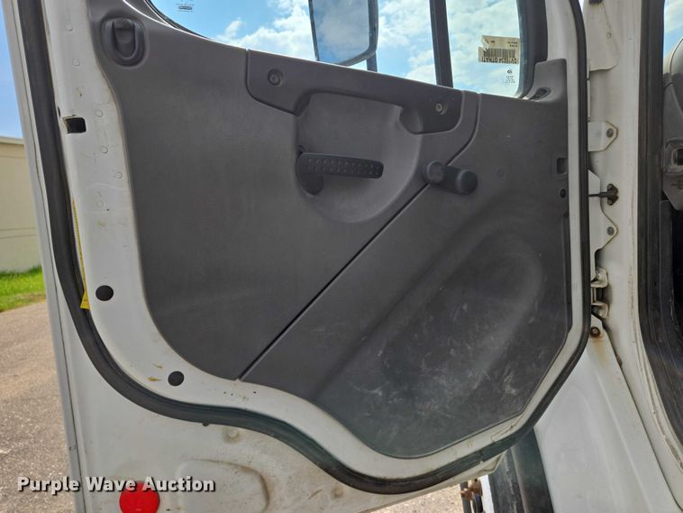 image for item EN8435 2005 Freightliner Business Class M2 dump truck