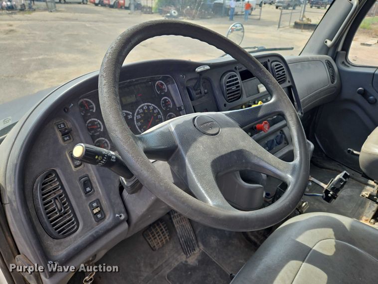 image for item EN8435 2005 Freightliner Business Class M2 dump truck