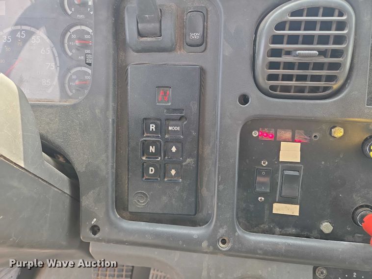 image for item EN8435 2005 Freightliner Business Class M2 dump truck