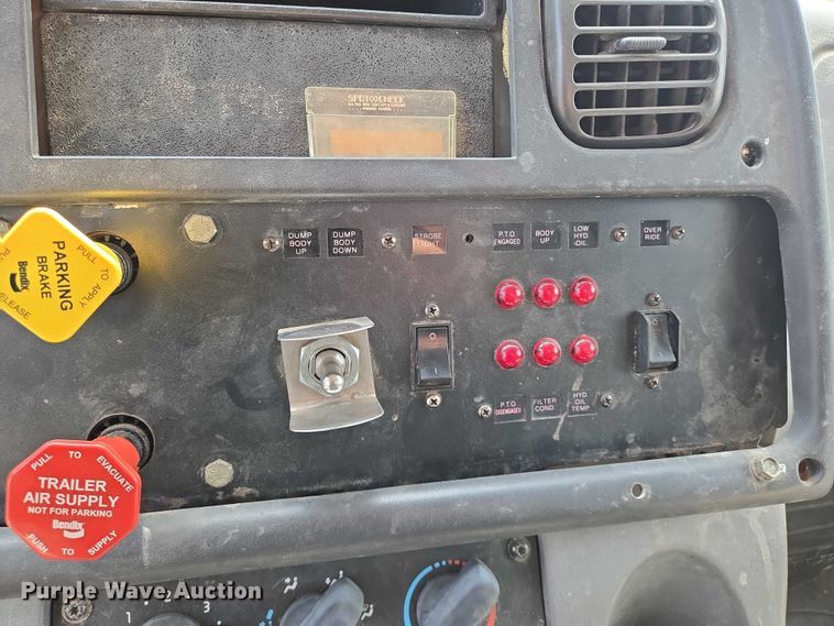 image for item EN8435 2005 Freightliner Business Class M2 dump truck