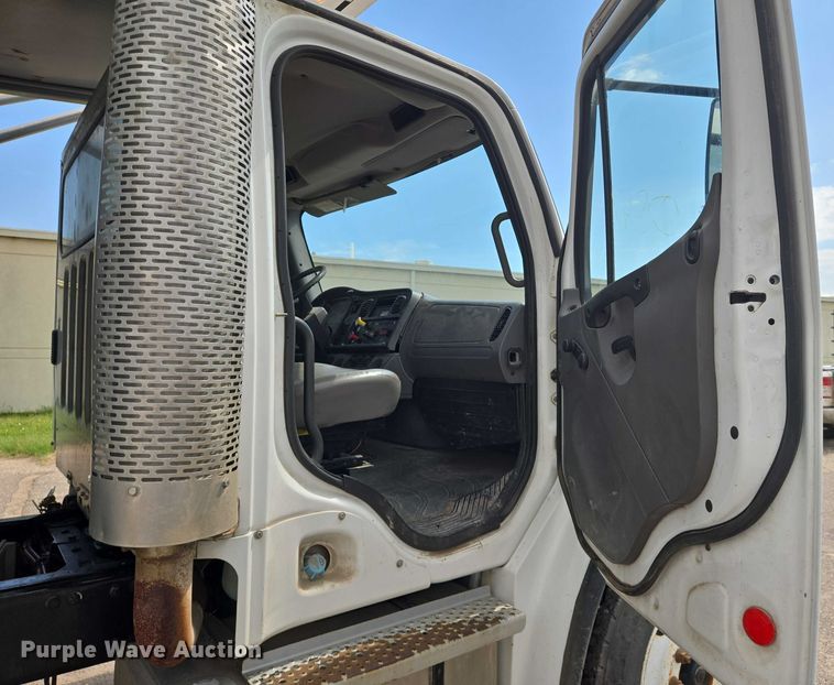 image for item EN8435 2005 Freightliner Business Class M2 dump truck