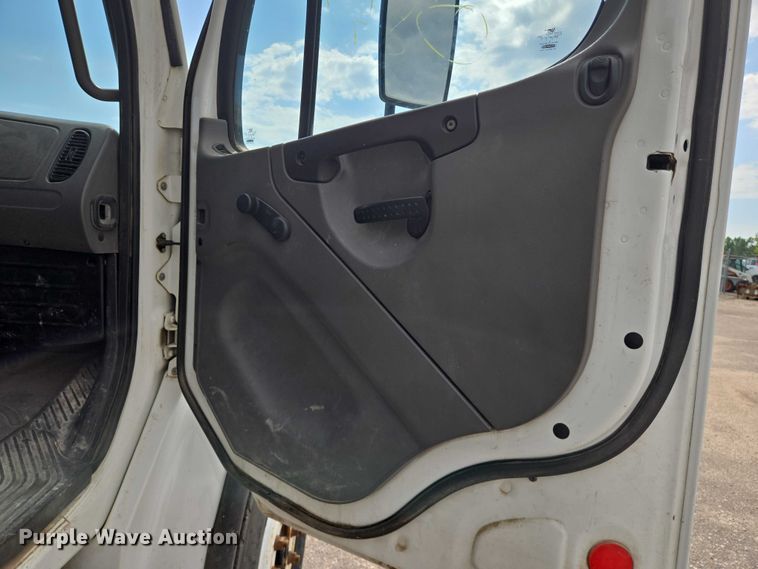 image for item EN8435 2005 Freightliner Business Class M2 dump truck