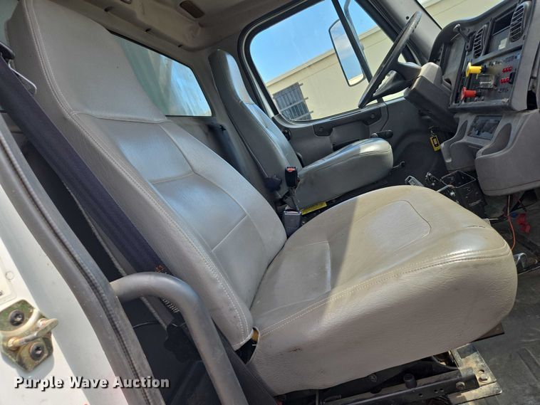 image for item EN8435 2005 Freightliner Business Class M2 dump truck