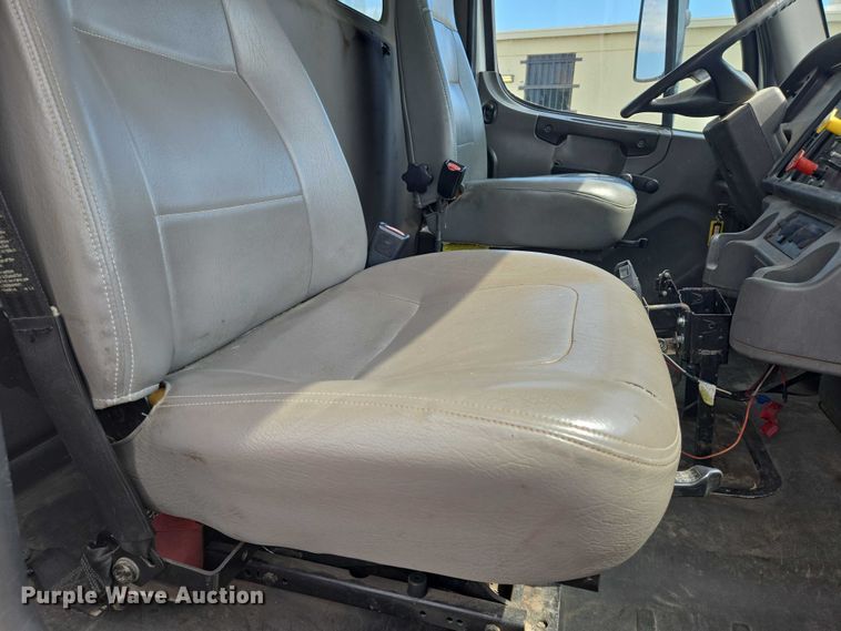 image for item EN8435 2005 Freightliner Business Class M2 dump truck