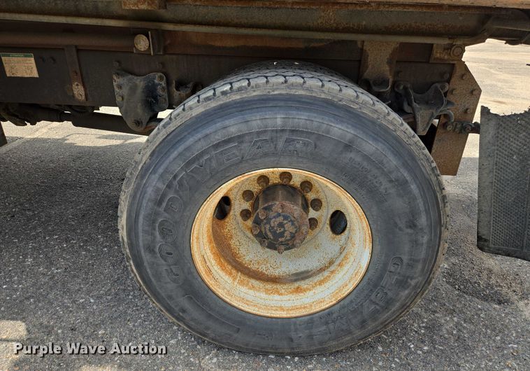 image for item EN8435 2005 Freightliner Business Class M2 dump truck