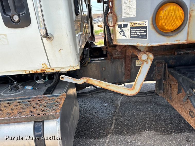 image for item EN8437 2008 International WorkStar 7400 dump truck