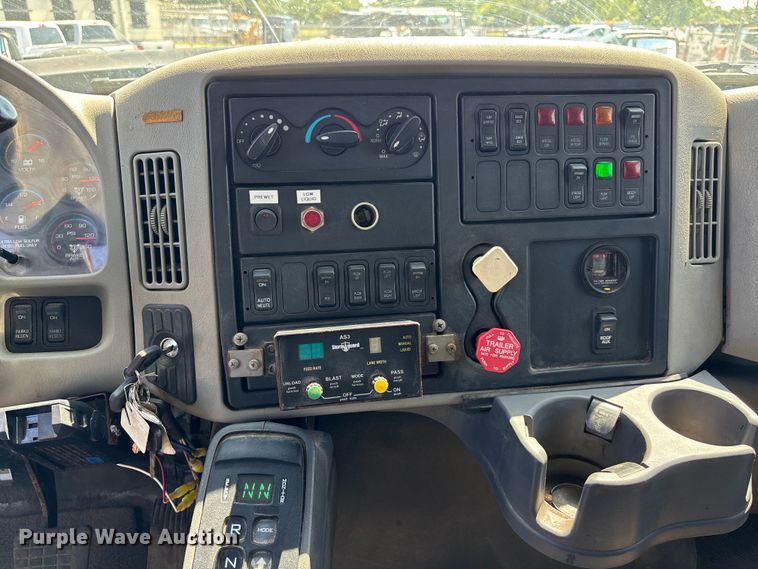 image for item EN8437 2008 International WorkStar 7400 dump truck