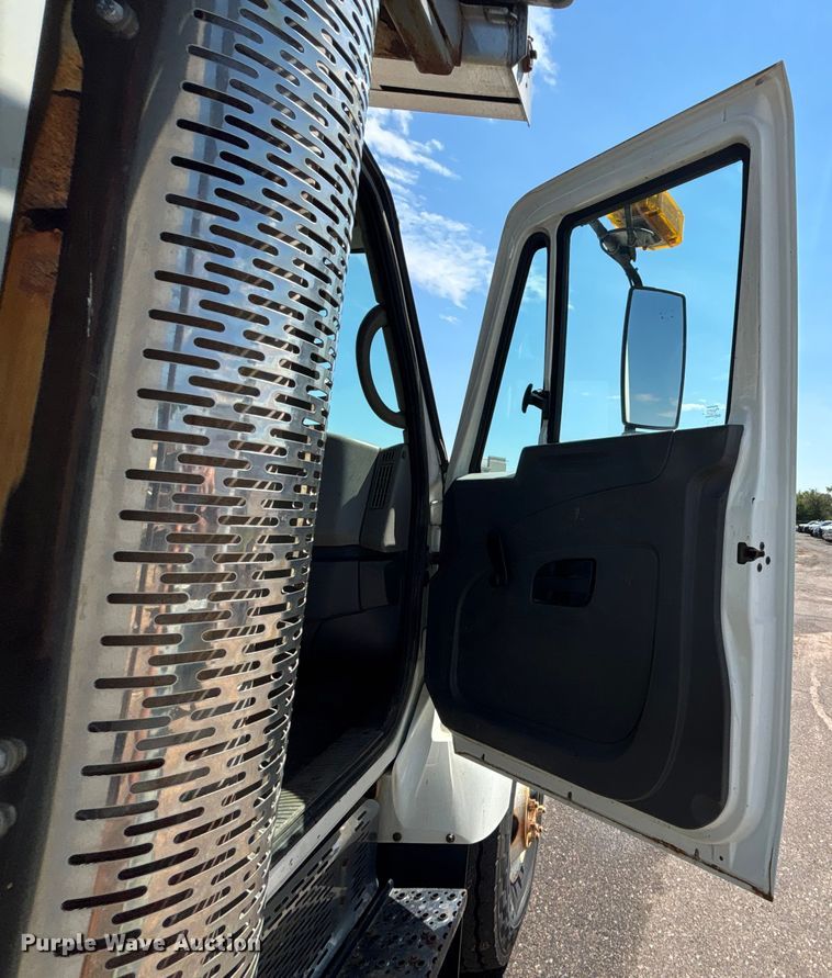 image for item EN8437 2008 International WorkStar 7400 dump truck