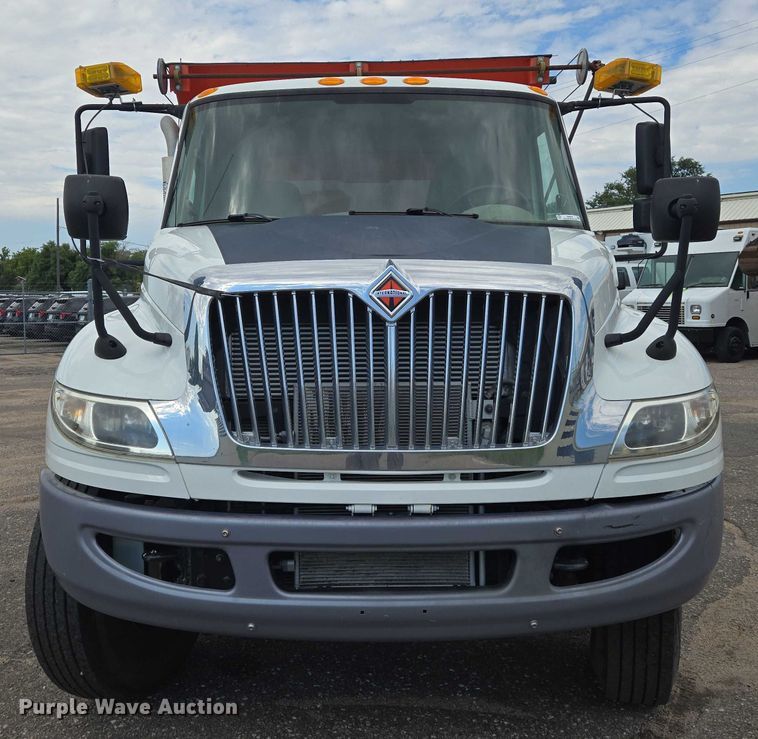 image for item EN8438 2016 International 4300 pothole patcher truck