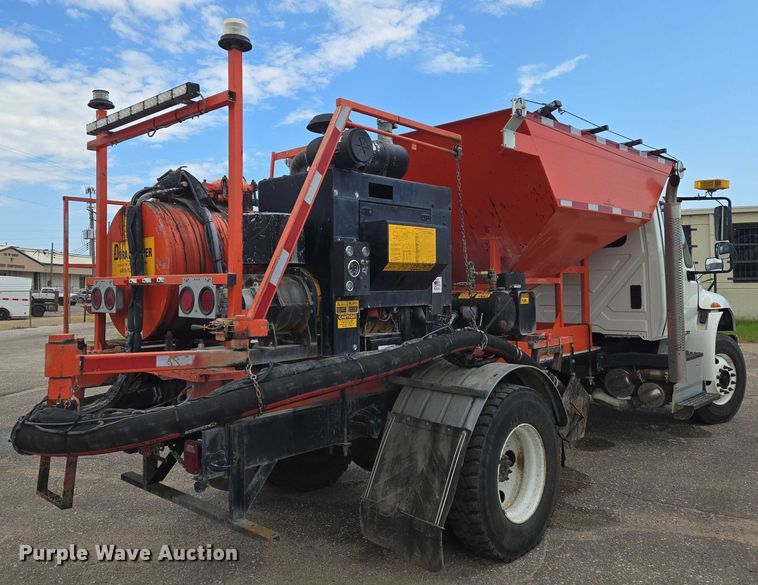 image for item EN8438 2016 International 4300 pothole patcher truck