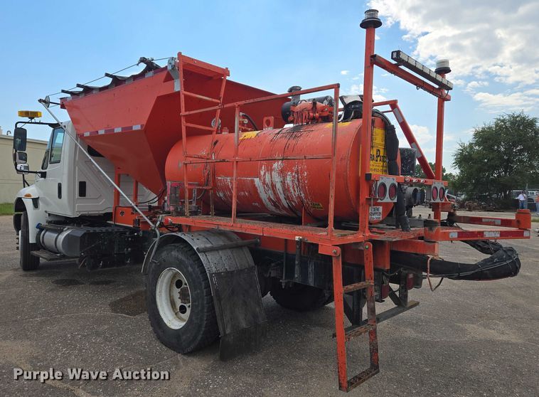 image for item EN8438 2016 International 4300 pothole patcher truck