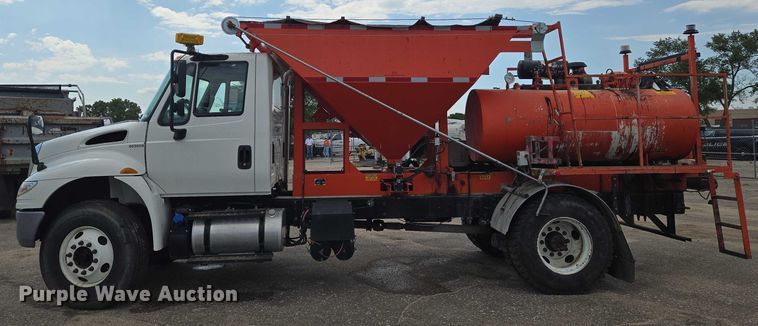 image for item EN8438 2016 International 4300 pothole patcher truck