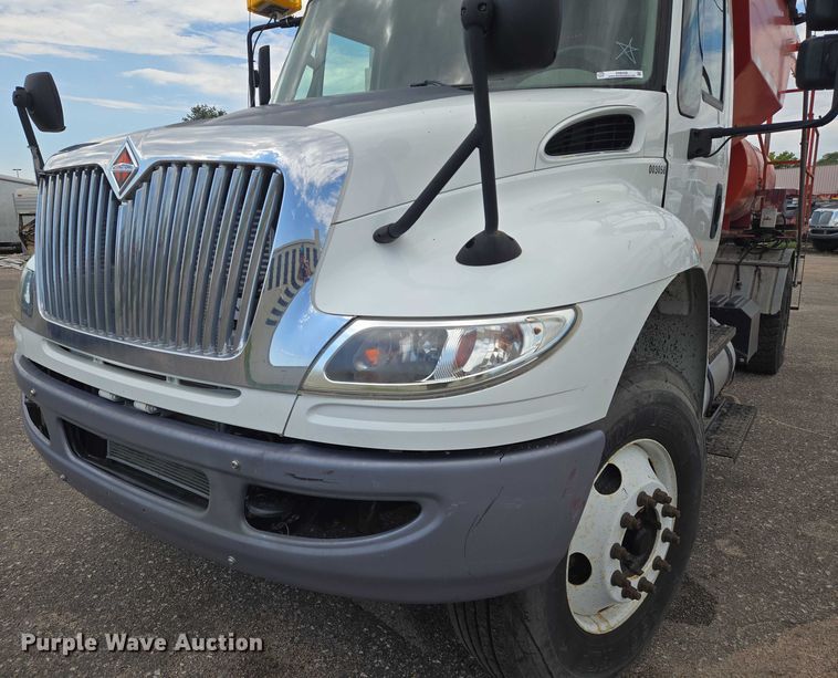 image for item EN8438 2016 International 4300 pothole patcher truck