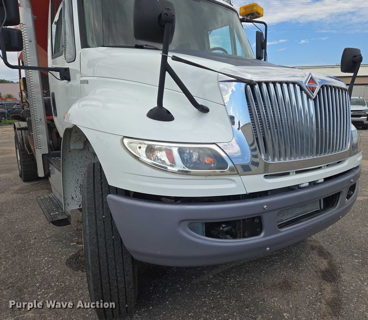 image for item EN8438 2016 International 4300 pothole patcher truck