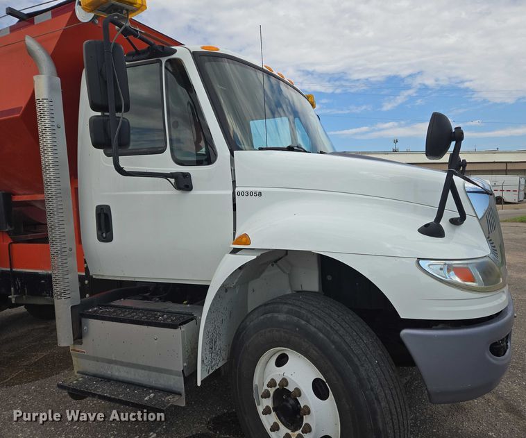 image for item EN8438 2016 International 4300 pothole patcher truck