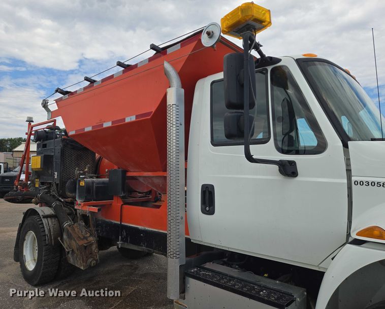 image for item EN8438 2016 International 4300 pothole patcher truck