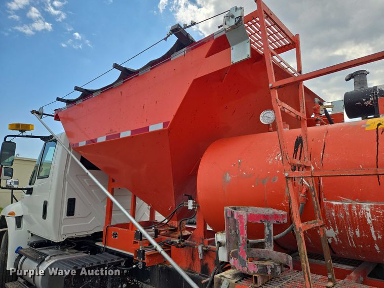 image for item EN8438 2016 International 4300 pothole patcher truck