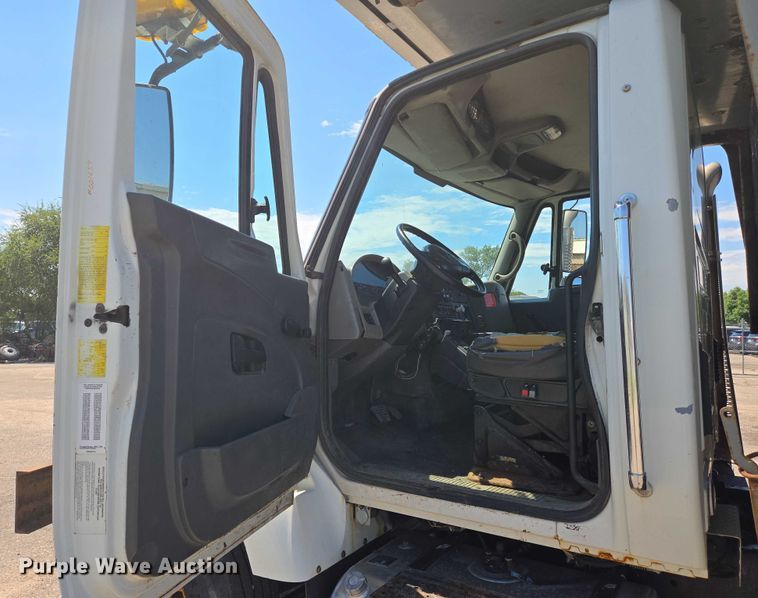 image for item EN8439 2008 International  WorkStar 7400 dump truck