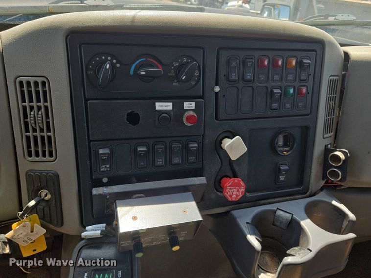 image for item EN8439 2008 International  WorkStar 7400 dump truck