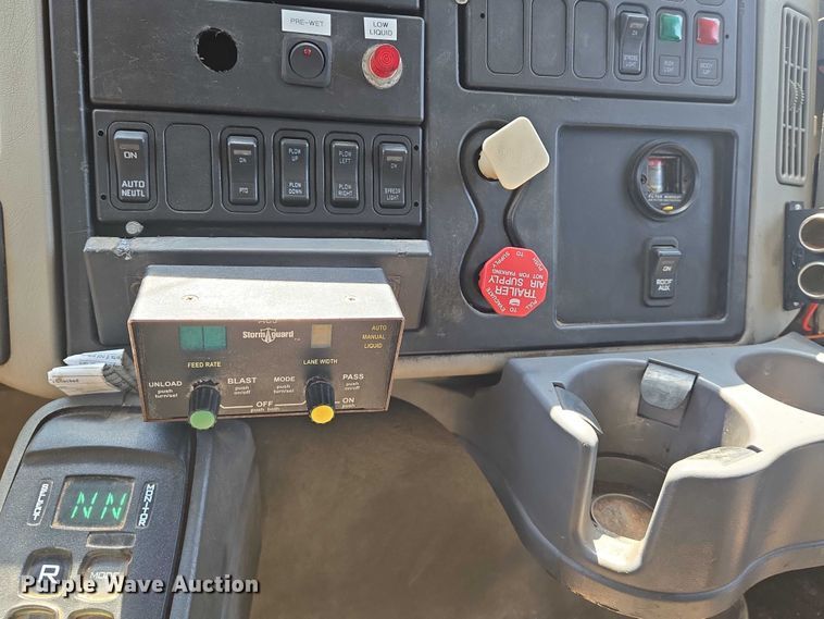 image for item EN8439 2008 International  WorkStar 7400 dump truck