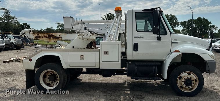 image for item EN8441 2009 International DuraStar 4300 tow truck