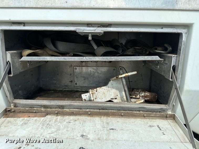 image for item EN8441 2009 International DuraStar 4300 tow truck