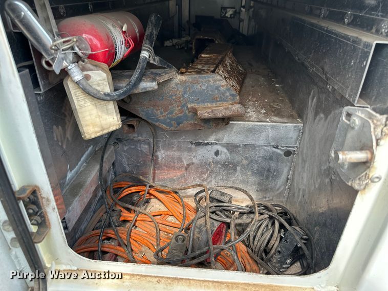 image for item EN8441 2009 International DuraStar 4300 tow truck