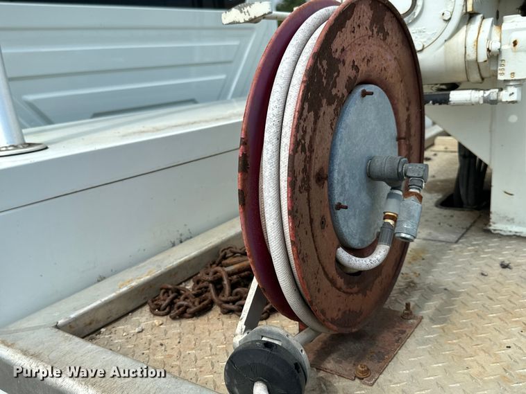 image for item EN8441 2009 International DuraStar 4300 tow truck