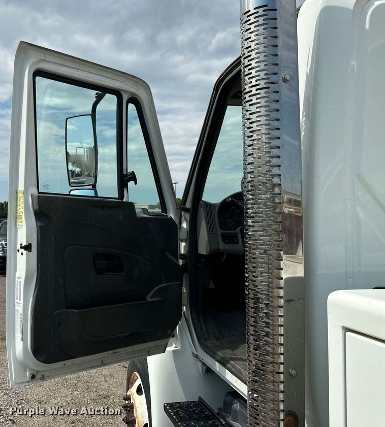 image for item EN8441 2009 International DuraStar 4300 tow truck